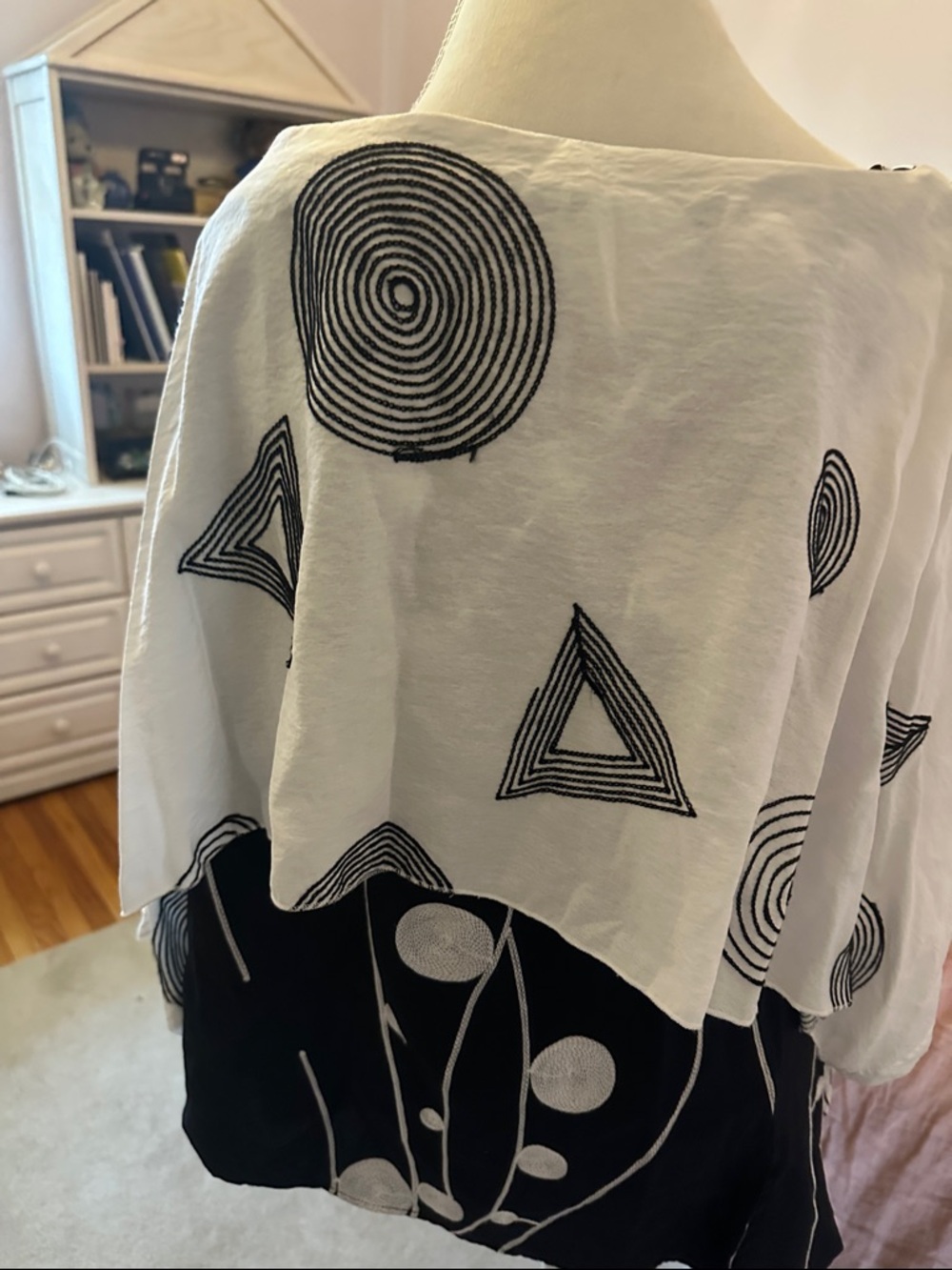 Talk of the Walk White and Black Geometric Tunic Top - XL- price firm - Picture 3 of 5